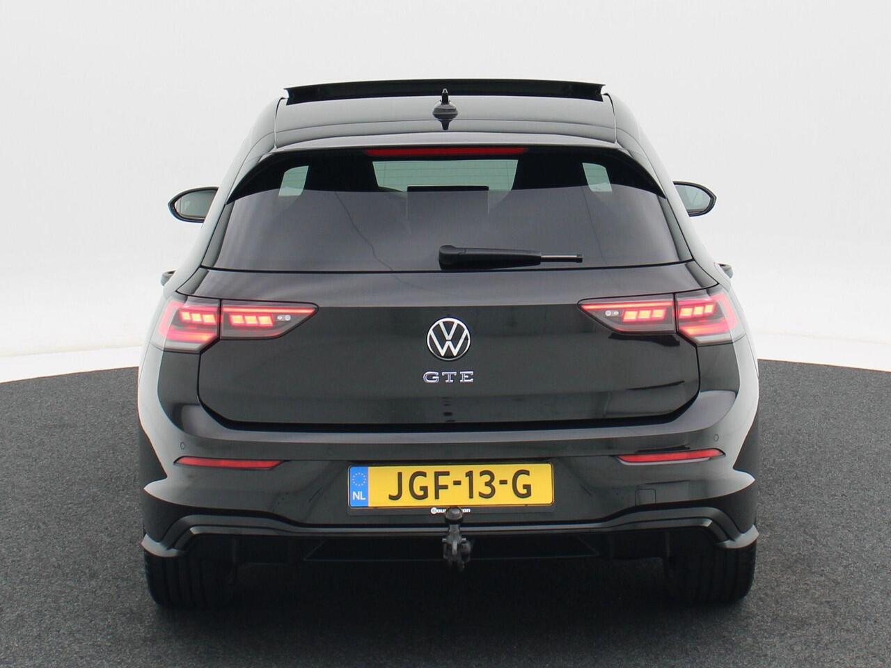 Volkswagen GOLF 1.5 eHybrid 272 Pk Automaat GTE | Nieuw Model | Matrix LED | Panoramadak | Head-Up | 360 Camera | DCC | Black Style | Trekhaak | 18 Inch | 12.605 Km!!