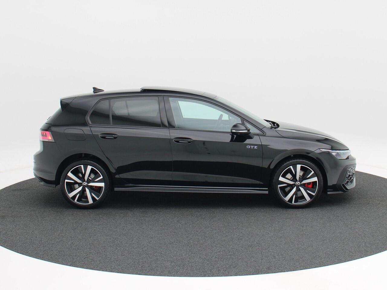Volkswagen GOLF 1.5 eHybrid 272 Pk Automaat GTE | Nieuw Model | Matrix LED | Panoramadak | Head-Up | 360 Camera | DCC | Black Style | Trekhaak | 18 Inch | 12.605 Km!!