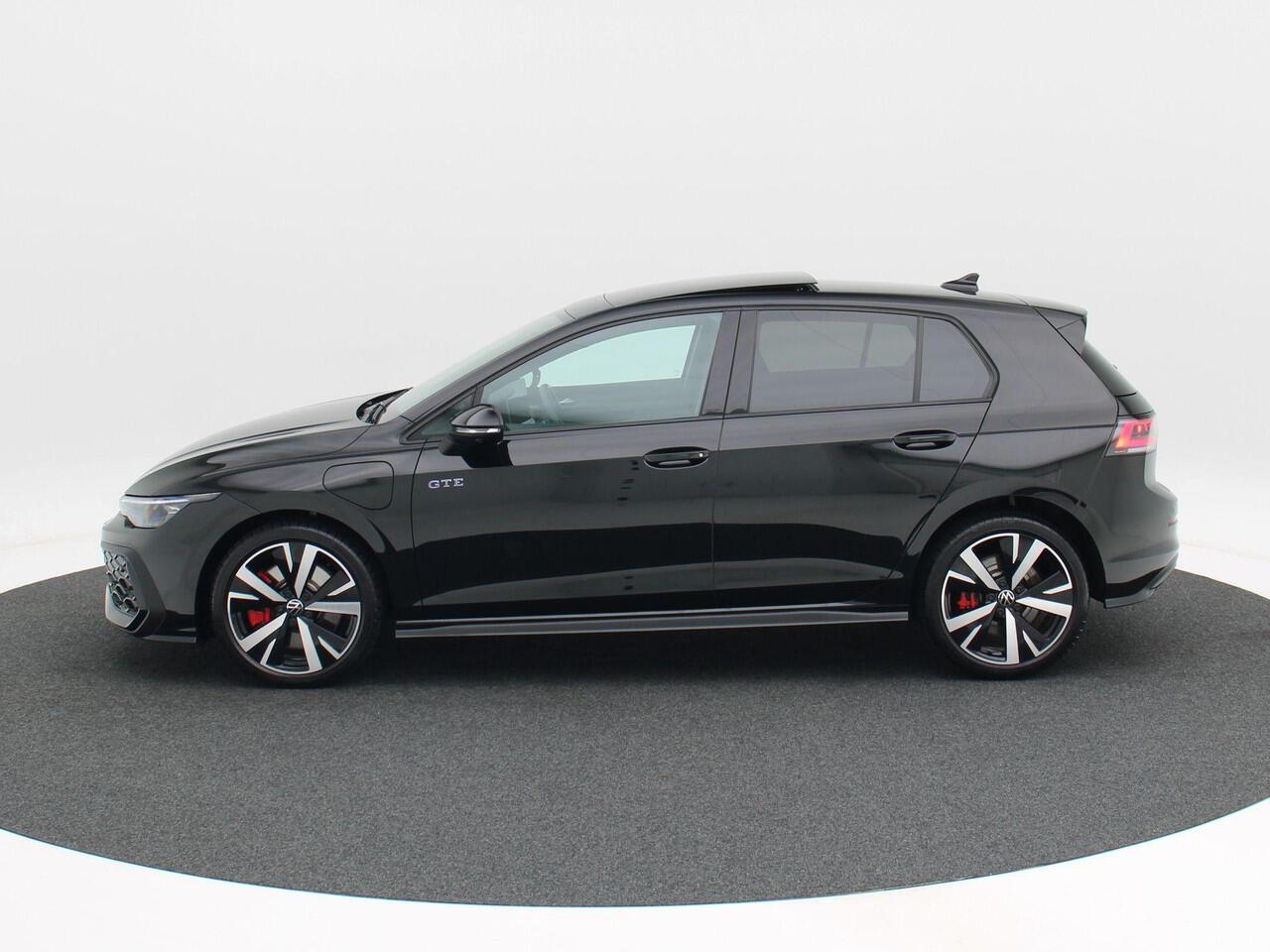 Volkswagen GOLF 1.5 eHybrid 272 Pk Automaat GTE | Nieuw Model | Matrix LED | Panoramadak | Head-Up | 360 Camera | DCC | Black Style | Trekhaak | 18 Inch | 12.605 Km!!
