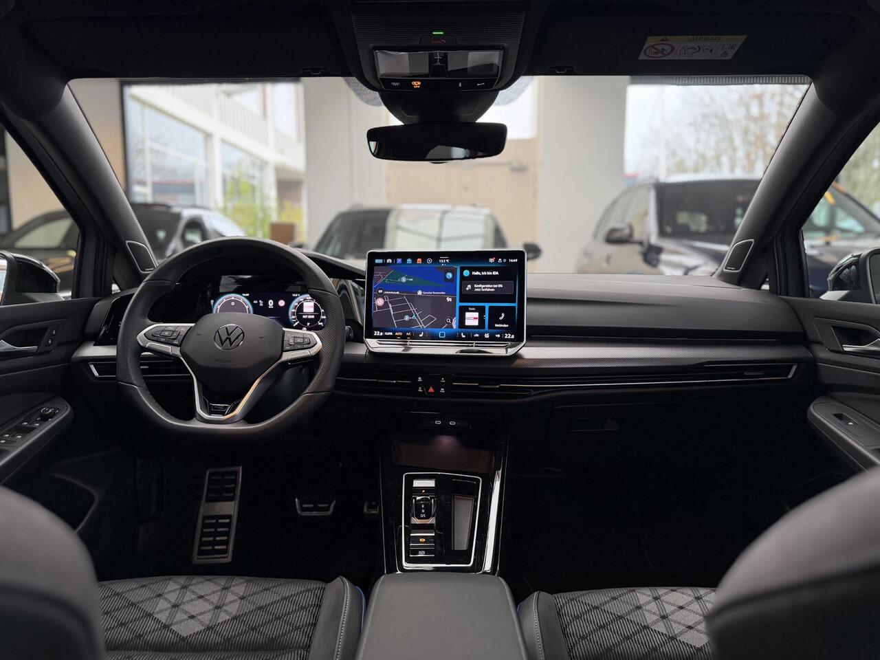 Volkswagen GOLF 1.5 R Line Pano / 360 / H&K / Trekhaak