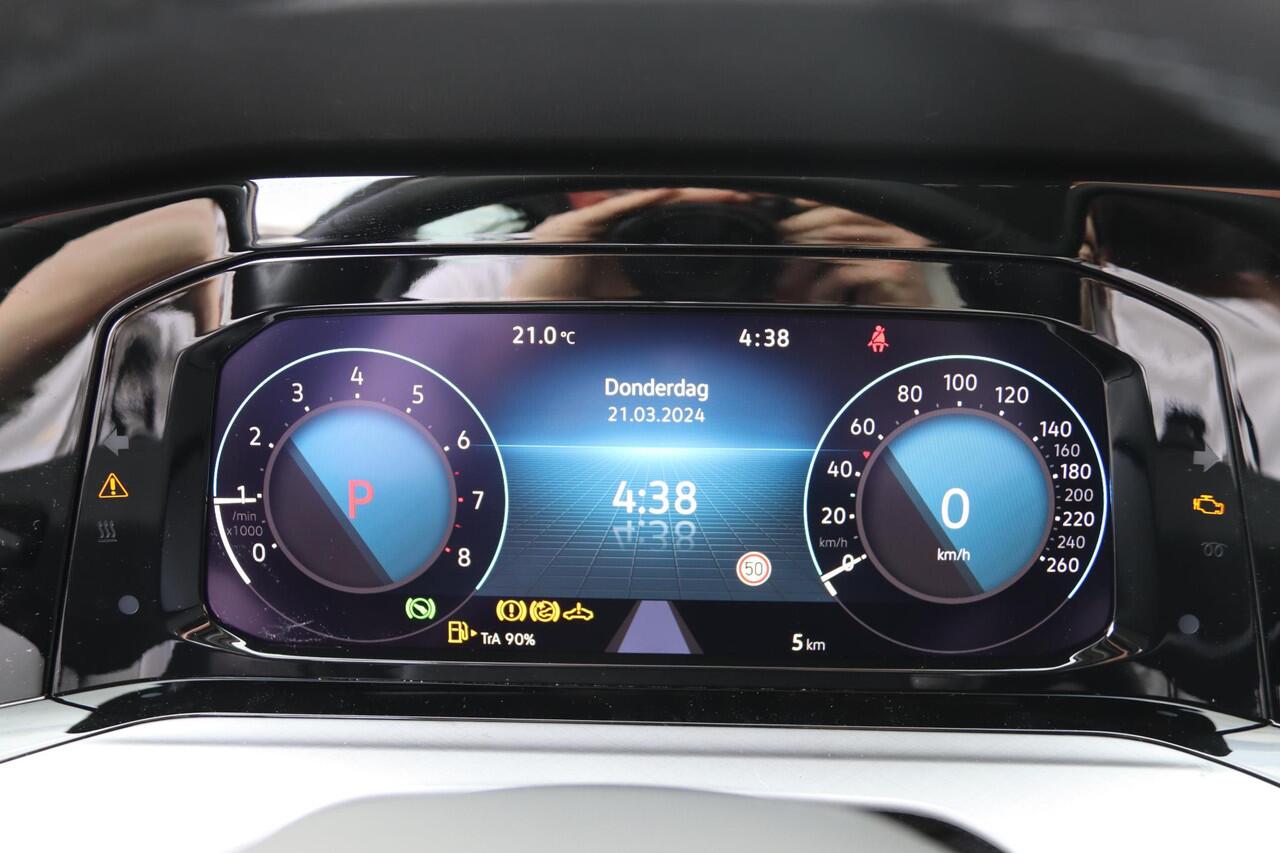 Volkswagen GOLF Variant Life 1.0 eTSI 81 kW / 110 pk Variant 7 versn. DSG | Navigatie | LED verlichting | Achteruitrijcamera | Stoel- & stuurwielverwarming |