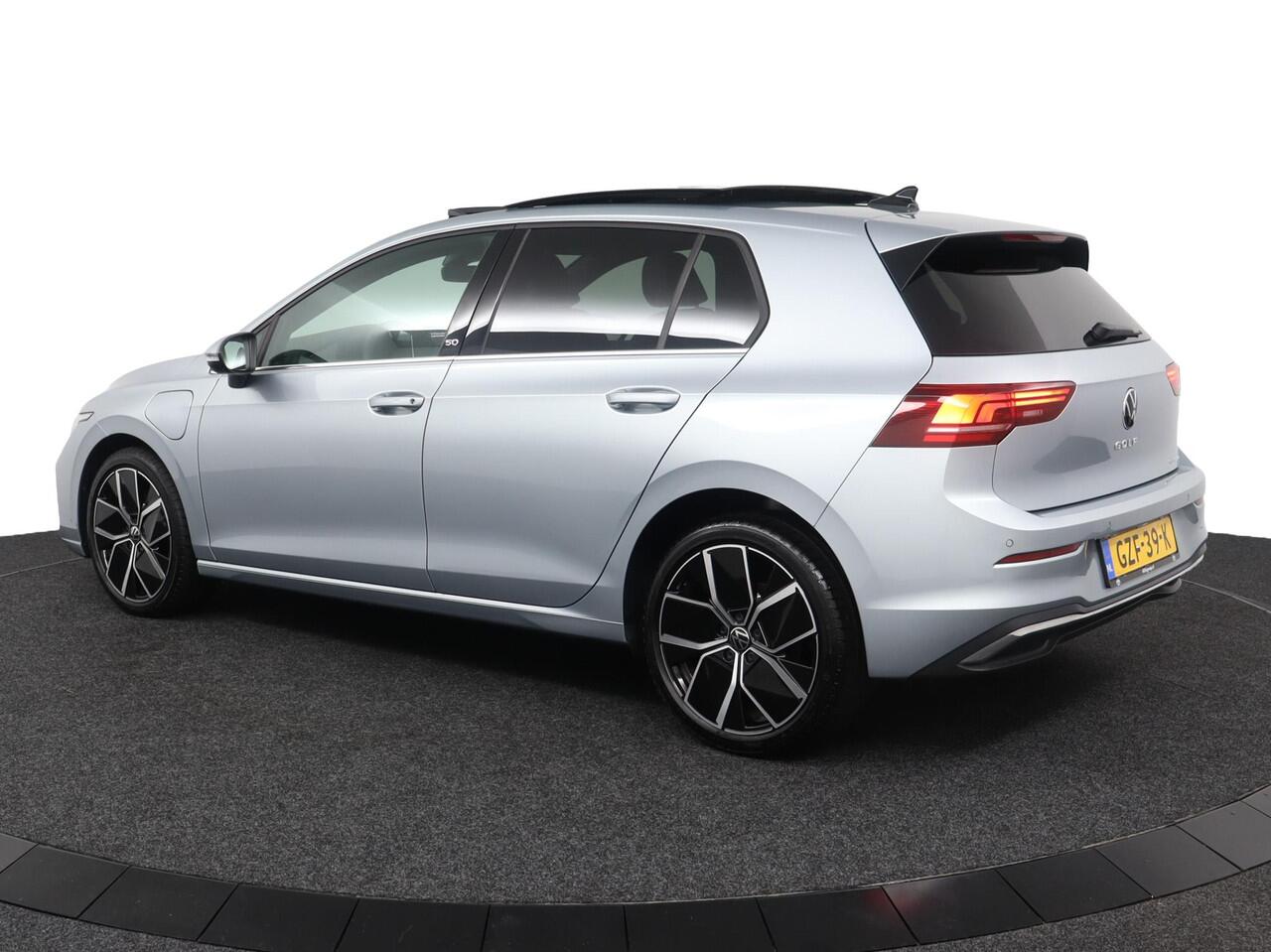 Volkswagen GOLF 1.5 eHybrid 50 Edition | Panodak | Stoelgeheugen | Lichtmetaal | Dealer onderhouden