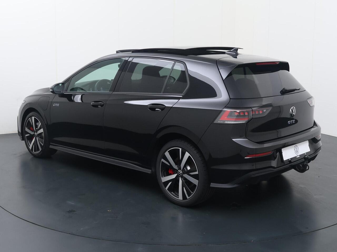 Volkswagen GOLF 1.5 eHybrid GTE | 272 PK | SoH 99% | Trekhaak | Panoramadak | LED Matrix | Head-up display | Onderstelregeling | Apple Carplay/Android Auto |