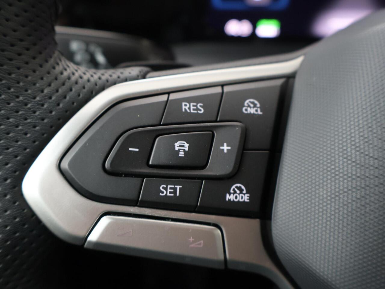 Volkswagen GOLF 1.5 eHybrid GTE | 272 PK | SoH 99% | Trekhaak | Panoramadak | LED Matrix | Head-up display | Onderstelregeling | Apple Carplay/Android Auto |