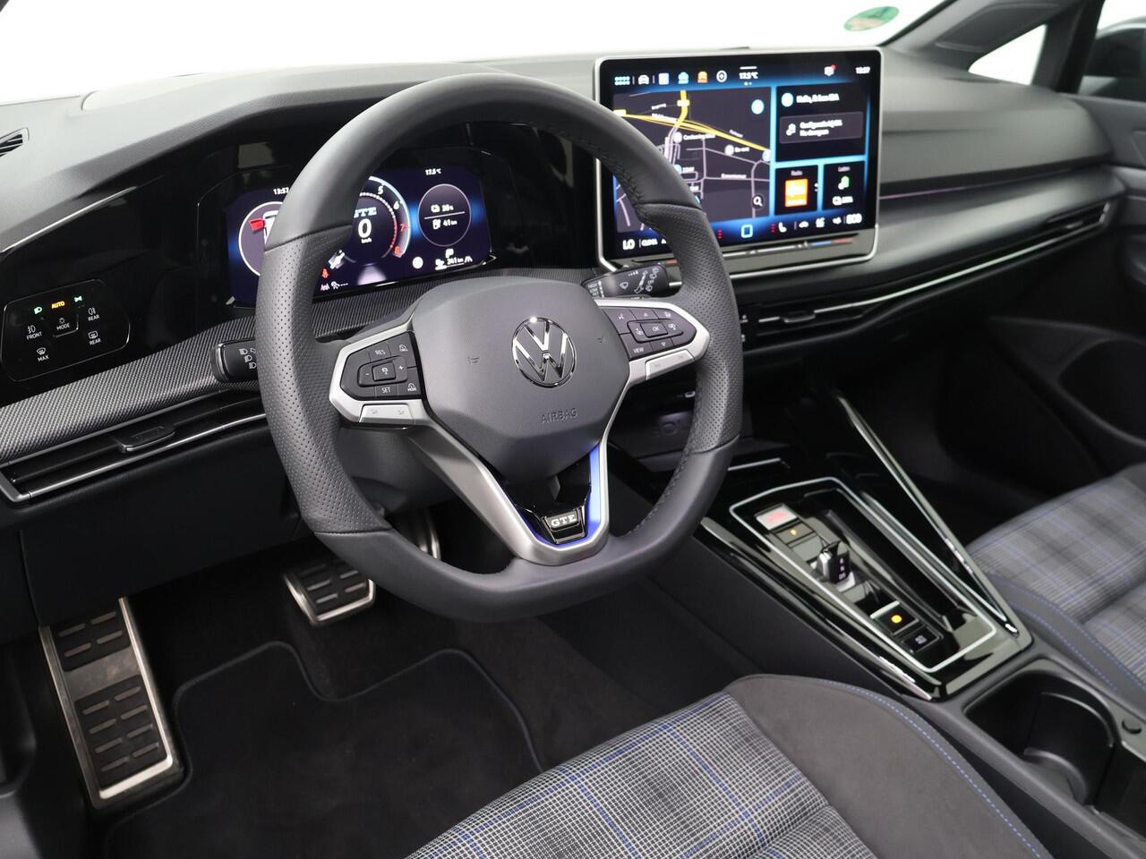Volkswagen GOLF 1.5 eHybrid GTE | 272 PK | SoH 97% | Trekhaak | Panoramadak | Matrix LED IQ.Light koplampen | Head-up display |