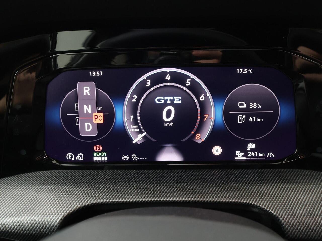 Volkswagen GOLF 1.5 eHybrid GTE | 272 PK | SoH 97% | Trekhaak | Panoramadak | Matrix LED IQ.Light koplampen | Head-up display |