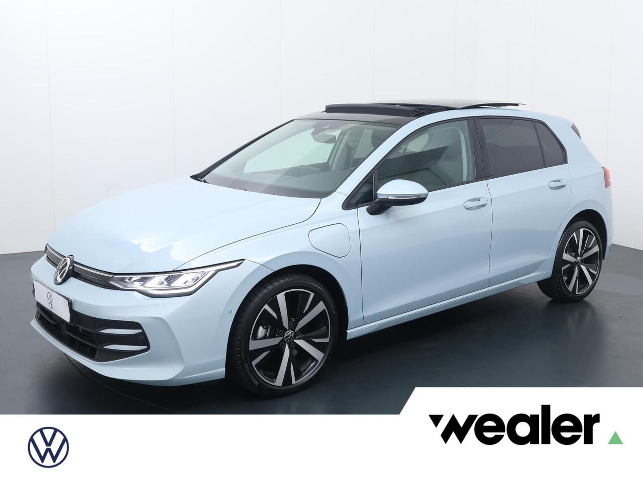 Volkswagen GOLF 1.5 eHybrid Life Edition | 204 PK | Automaat | Panoramadak | Achteruitrij camera | Actieve Cruisecontrol |