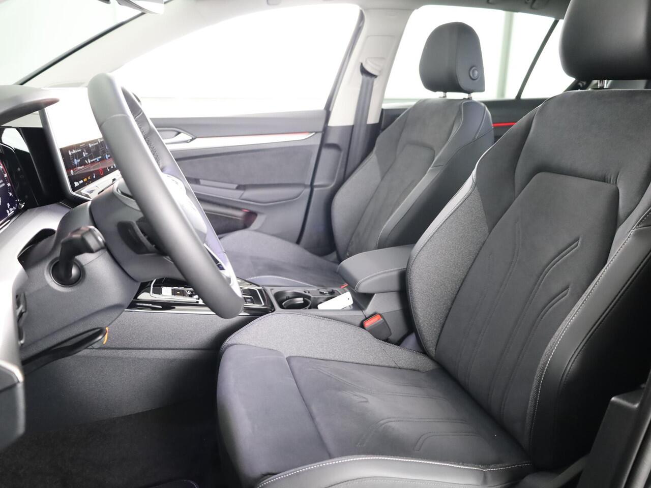 Volkswagen GOLF 1.5 eHybrid Style Edition 204PK | Panoramadak | Wegklapbare trekhaak | Sportonderstel | Led matrix | Stoelverwarming | 18 Inch