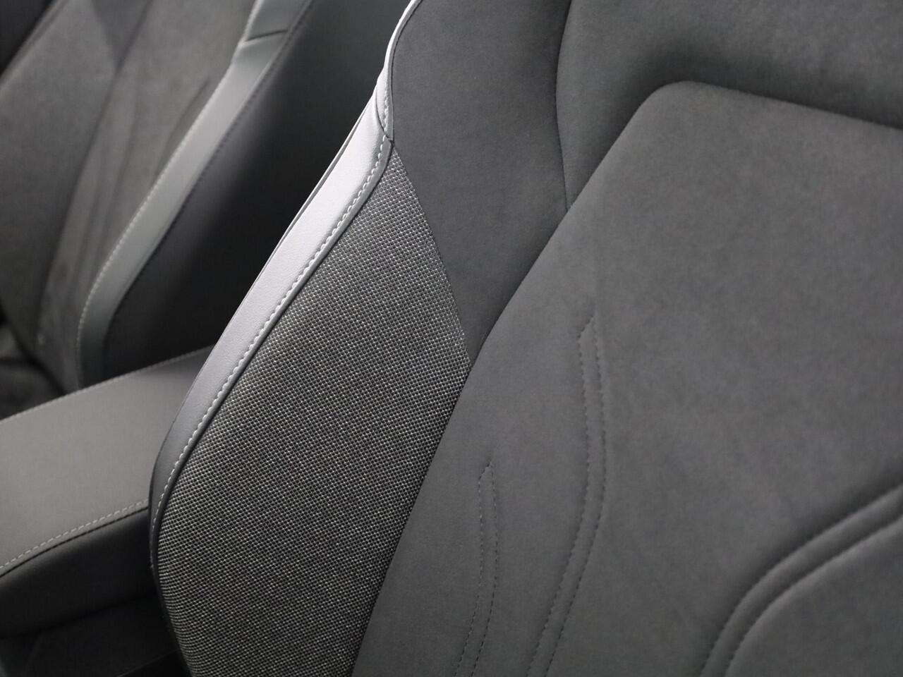 Volkswagen GOLF 1.5 eHybrid Style Edition 204PK | Panoramadak | Wegklapbare trekhaak | Sportonderstel | Led matrix | Stoelverwarming | 18 Inch