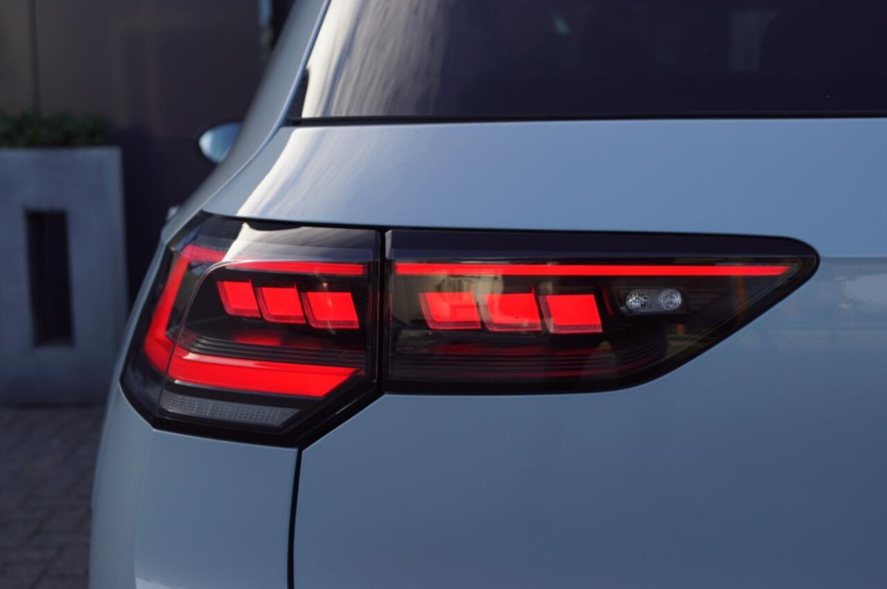 Volkswagen GOLF R-line 1.5 eTSI 150pk DSG facelift Black style/ Panodak /IQ Matrix LED /Head-up/Park-assist plus