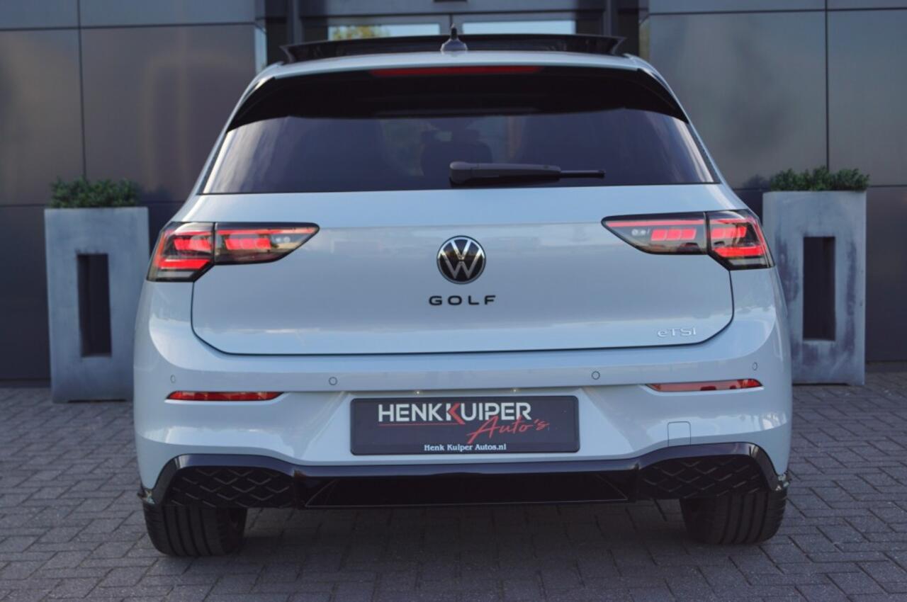 Volkswagen GOLF R-line 1.5 eTSI 150pk DSG facelift Black style/ Panodak /IQ Matrix LED /Head-up/Park-assist plus