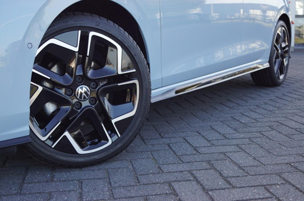 Volkswagen GOLF R-line 1.5 eTSI 150pk DSG facelift Black style/ Panodak /IQ Matrix LED /Head-up/Park-assist plus