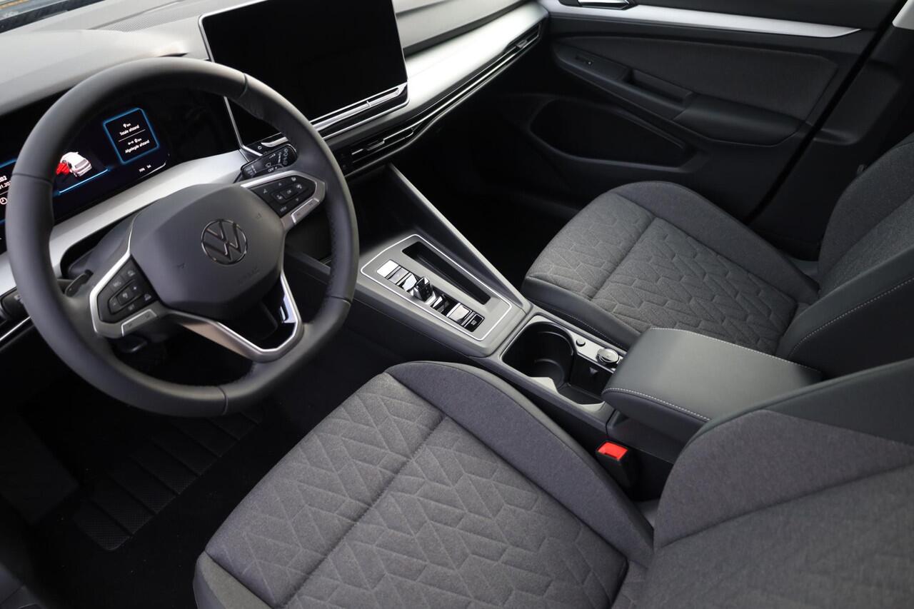 Volkswagen GOLF 1.5 eHybrid Life Edition 204PK / 150kW, Achteruitrijcamera, stoel- en stuurwiel verwarming, navigatie, Apple Carplay / Android Auto, 17" 'Nottingham' LMV, LED verlichting, DAB+, spraakbediening (voice-control), digital cockpit pro, multifunctioneel ledere