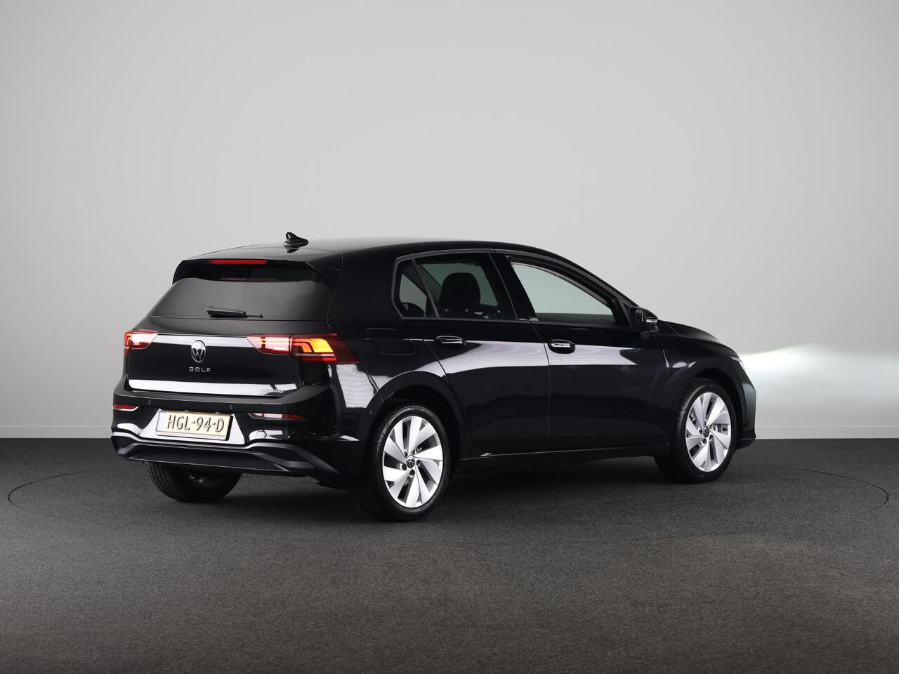 Volkswagen GOLF 1.5 eHybrid Life Edition 204 pk Automaat (DSG) | Verlengde garantie | Navigatie via App | Parkeersensoren (Park assist) | Achteruitrijcamera | Adaptieve cruise control |