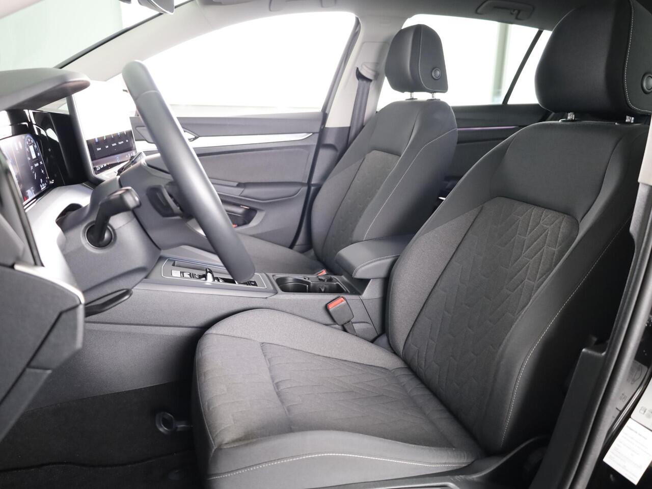 Volkswagen GOLF 1.5 eHybrid Life Edition 204 pk Automaat (DSG) | Verlengde garantie | Navigatie via App | Parkeersensoren (Park assist) | Achteruitrijcamera | Adaptieve cruise control |