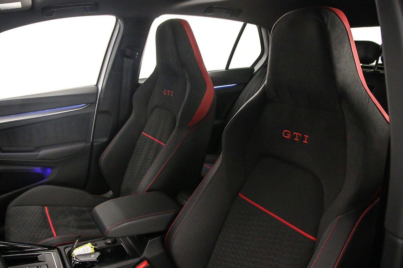 Volkswagen GOLF GTI Clubsport 2.0 TSI 300pk DSG Automaat Panoramadak, Black Style, LED matrix koplampen, Harman Kardon audio, Adaptive cruise control, Achteruitrijcamera