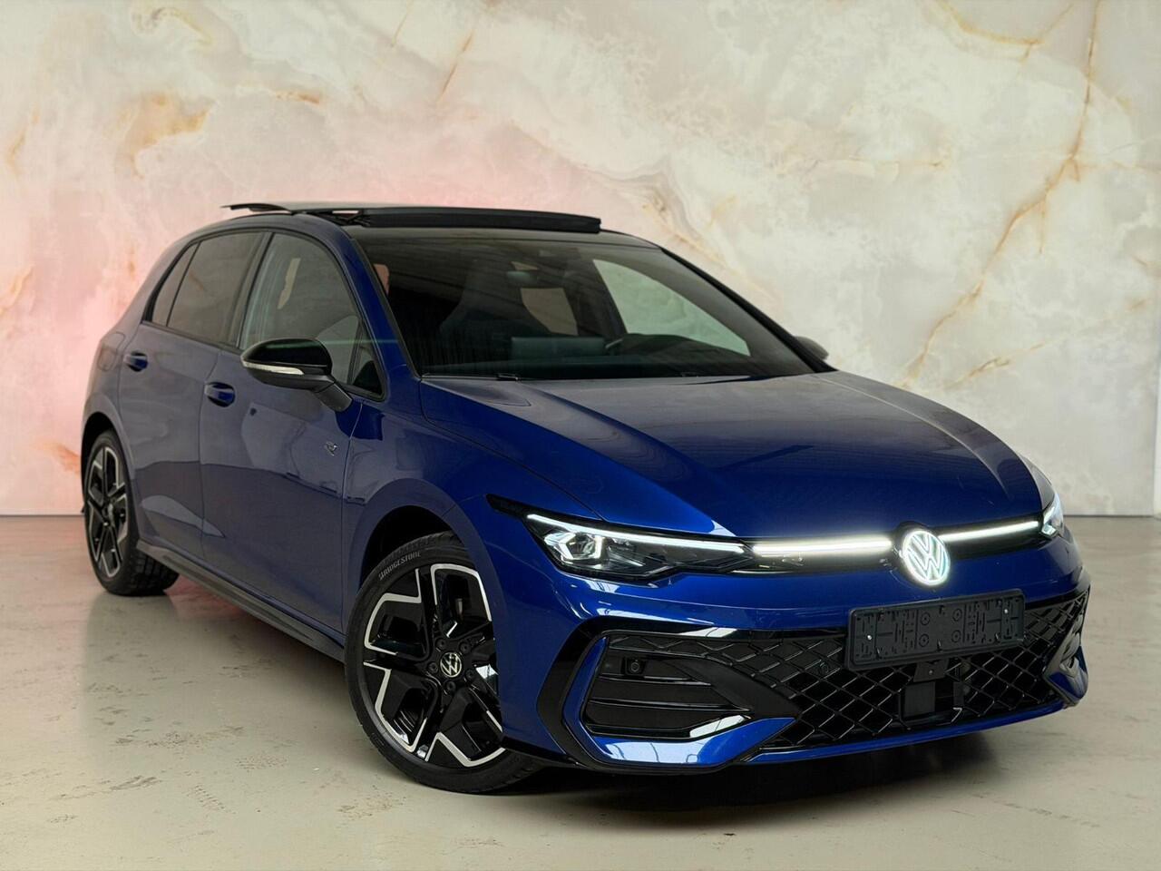 Volkswagen GOLF 1.5 eTSI R-Line Pano / 360 / H&K / Trekhaak