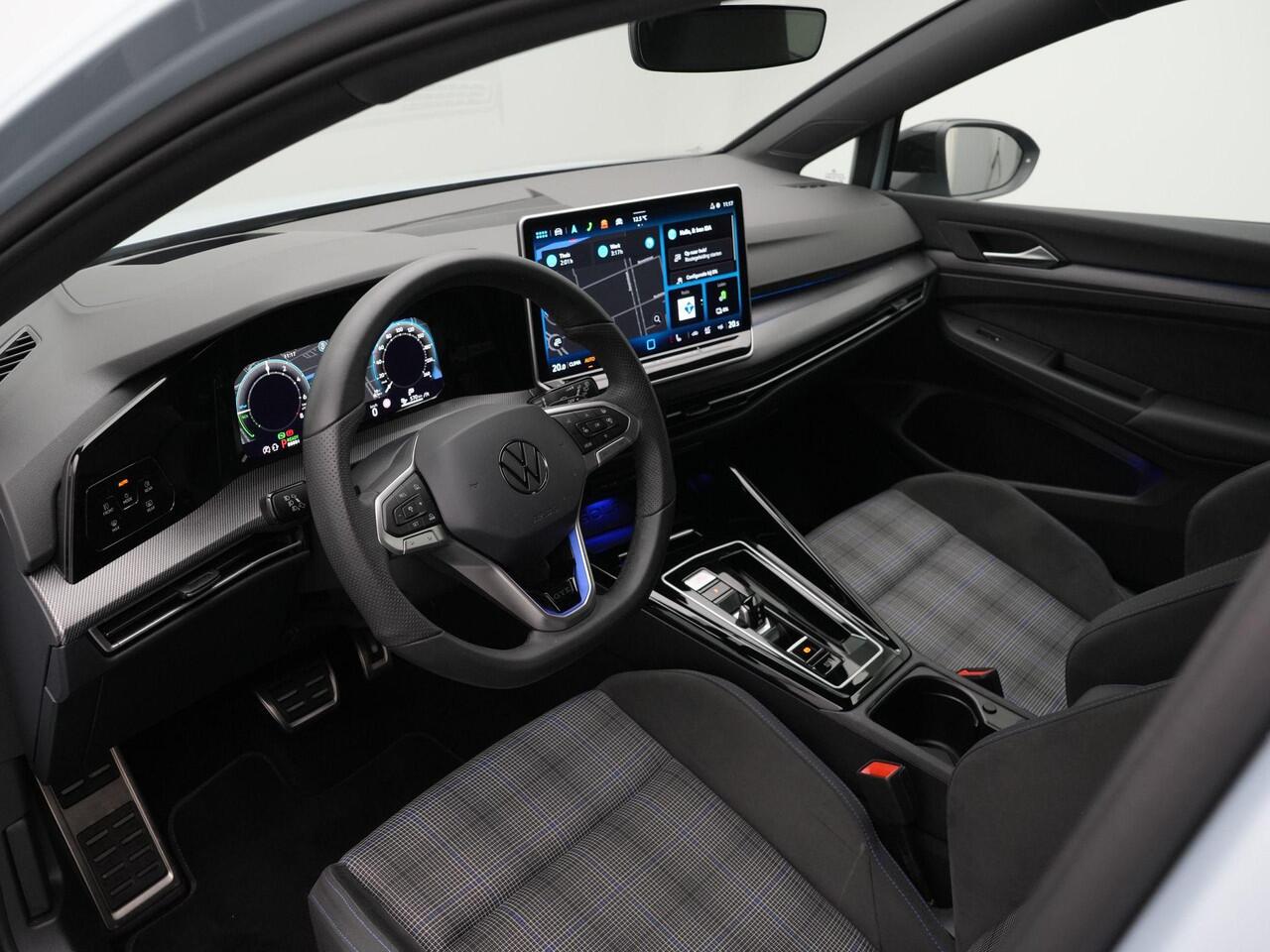 Volkswagen GOLF 1.5 eHybrid 272 pk DSG GTE | Trekhaak | IQ Light | Adaptief onderstel | Head-up display | Stuur-/stoelverwarming