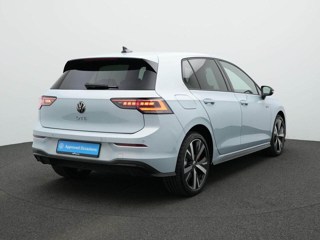 Volkswagen GOLF 1.5 eHybrid 272 pk DSG GTE | Trekhaak | IQ Light | Adaptief onderstel | Head-up display | Stuur-/stoelverwarming