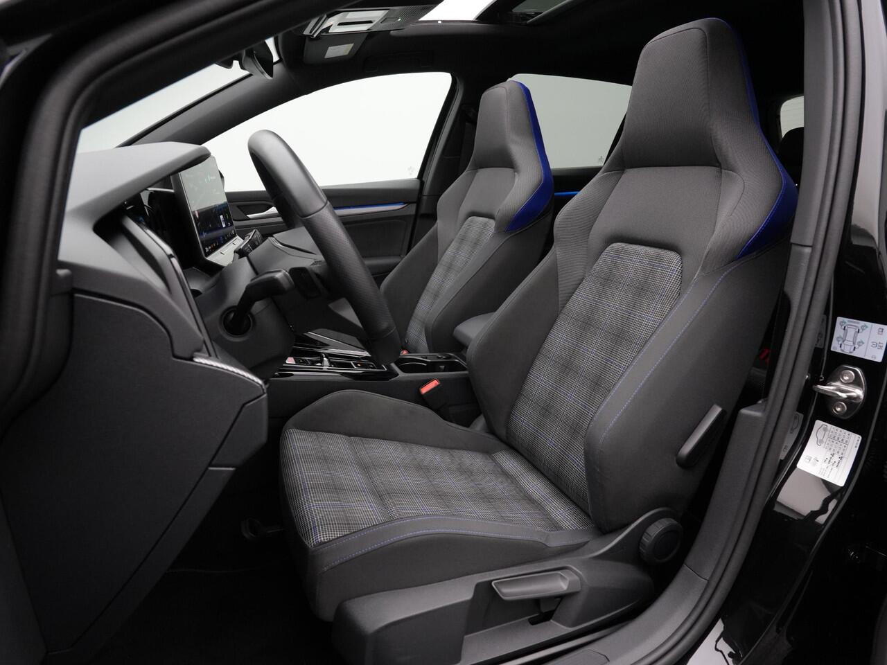 Volkswagen GOLF 1.5 eHybrid 272 pk DSG GTE | Panoramadak | Trekhaak | Adaptief onderstel | Head-up display | 360 Camera