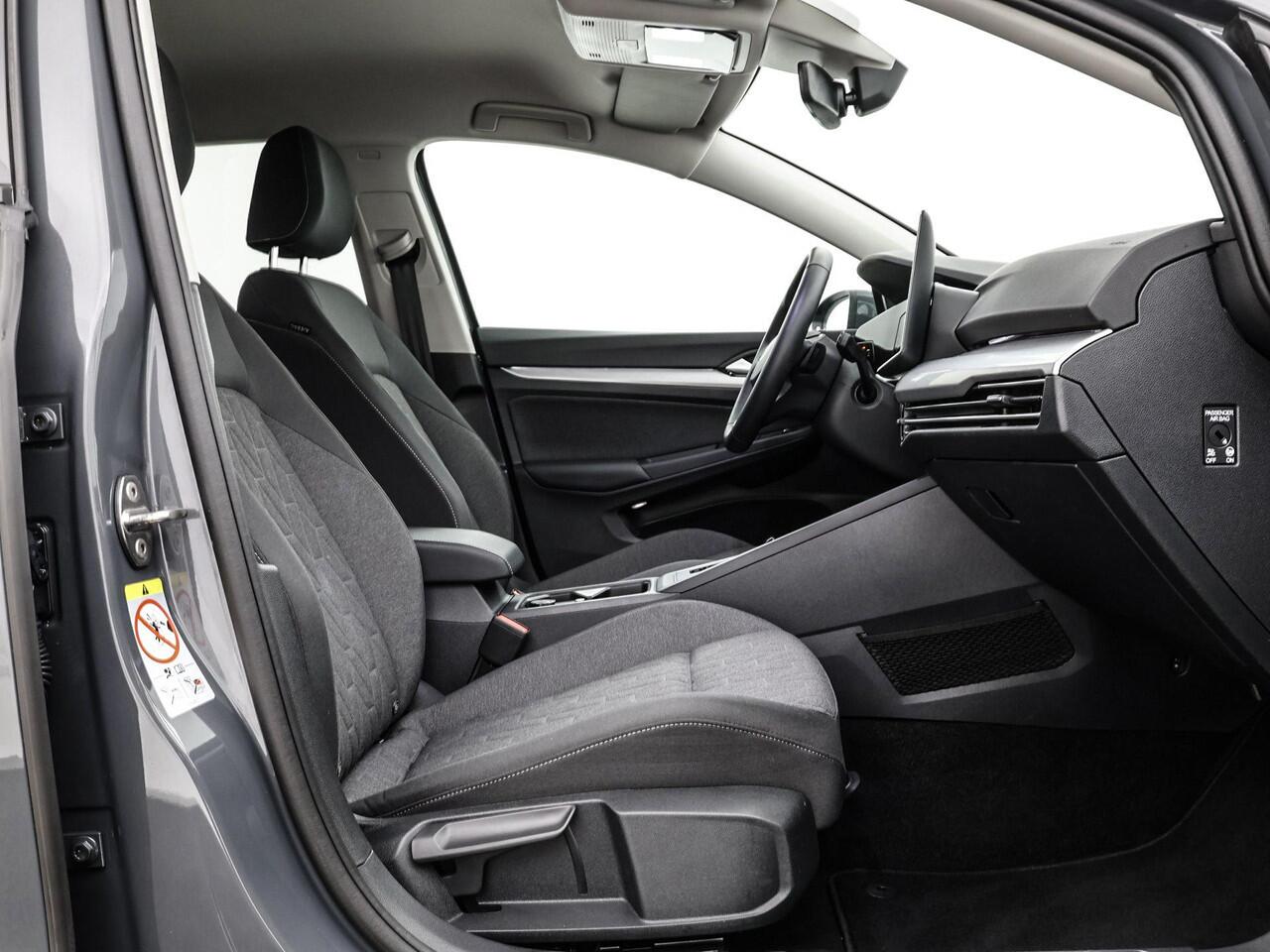 Volkswagen GOLF 1.5 eHybrid 204pk DSG Life Edition · Camera · Apple/Android Car Play · Stoel & Stuurverwarming · P-Sensoren · Keyless · 18'' Inch · Garantie t/m 19-05-2029 of 100.000km