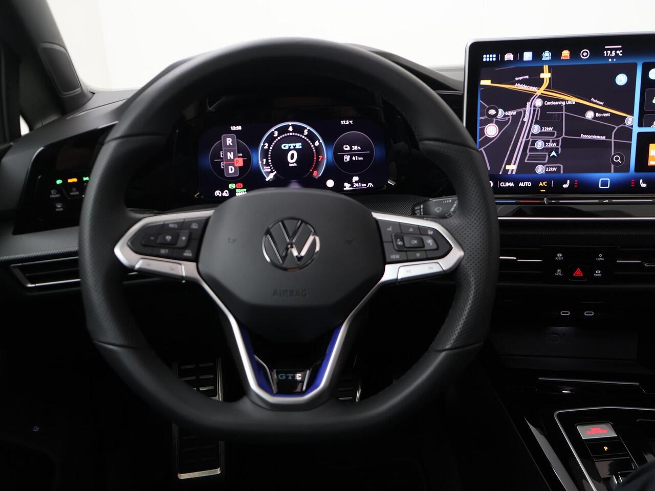 Volkswagen GOLF 1.5 eHybrid GTE | 272 PK | SoH 97% | Trekhaak | Panoramadak | Matrix LED IQ.Light koplampen | Head-up display |