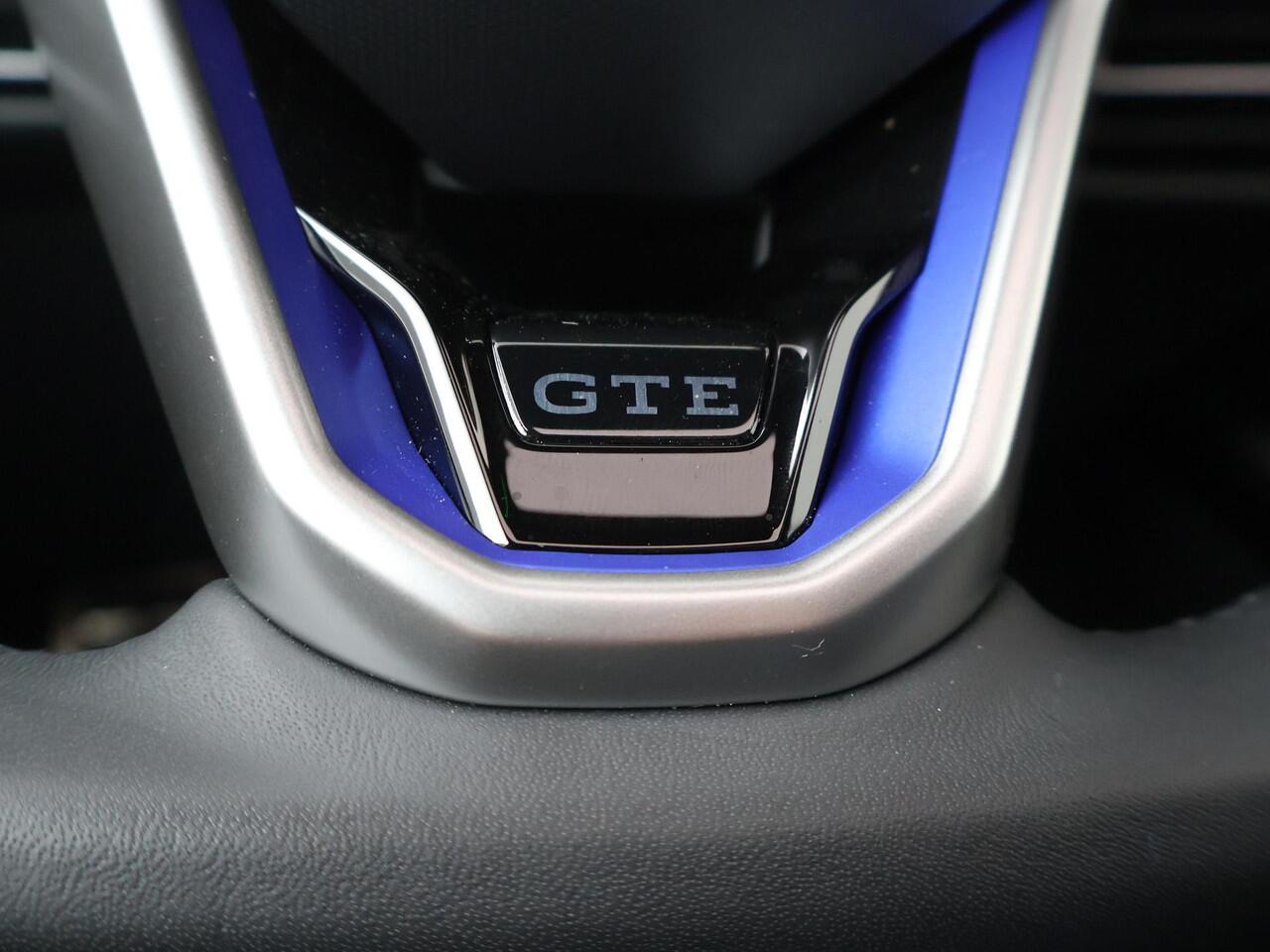 Volkswagen GOLF 1.5 eHybrid GTE | 272 PK | SoH 97% | Trekhaak | Panoramadak | Matrix LED IQ.Light koplampen | Head-up display |