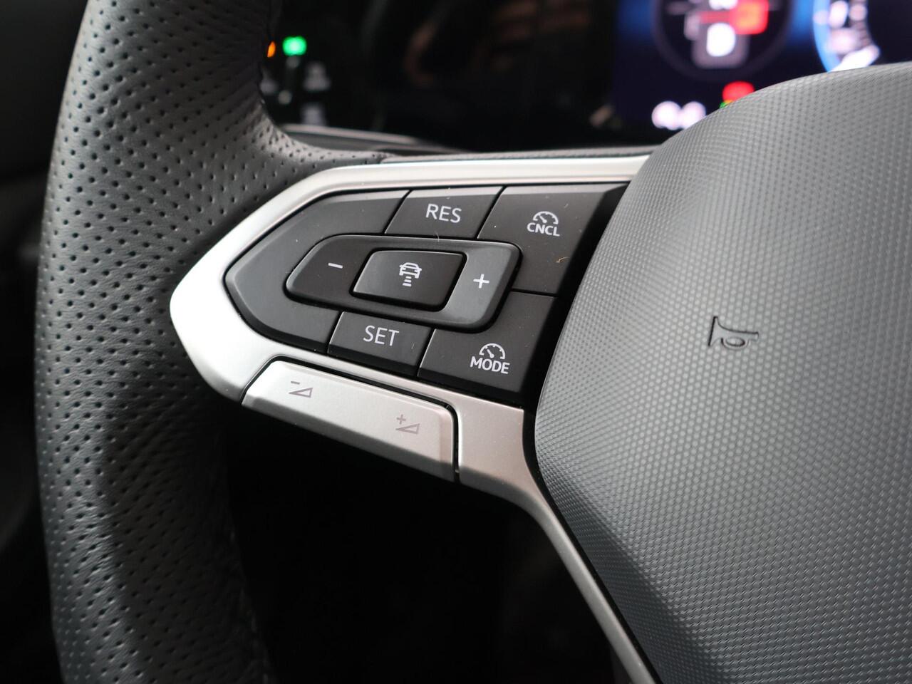 Volkswagen GOLF 1.5 eHybrid GTE | 272 PK | SoH 97% | Trekhaak | Panoramadak | Matrix LED IQ.Light koplampen | Head-up display |