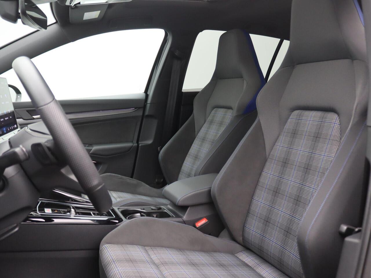 Volkswagen GOLF 1.5 eHybrid GTE 272PK DSG Pano-Schuifdak, Head-Up Display, Trekhaak, Matrix-LED Verlichting, 360gr. Camera, Keyless, Side Assist, Stoel-Stuurverwarming, 18" LM Velgen