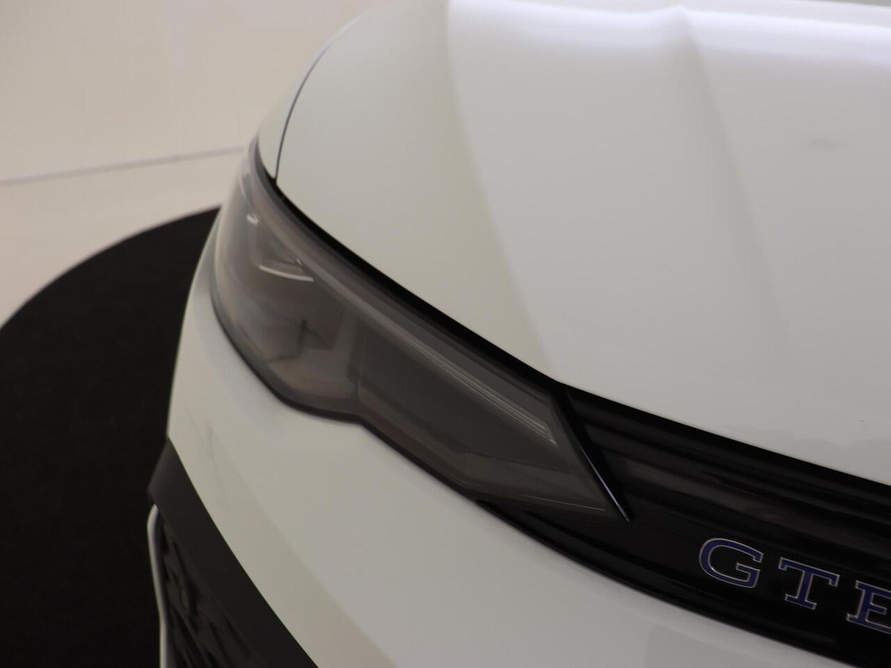Volkswagen GOLF 1.5 eHybrid GTE | SoH 99% | Panoramadak | 360 camera | Head-up display | Adaptieve cruise control | 3-zone airco | LED matrix verlichting | CarPlay | Stoel- en stuurwielverwarming |
