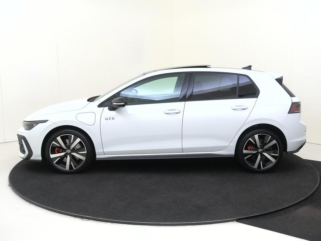 Volkswagen GOLF 1.5 eHybrid GTE | SoH 99% | Panoramadak | 360 camera | Head-up display | Adaptieve cruise control | 3-zone airco | LED matrix verlichting | CarPlay | Stoel- en stuurwielverwarming |