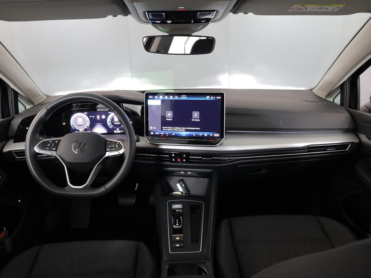 Volkswagen GOLF 1.5 eHybrid Life Edition 204 pk Automaat (DSG) | Verlengde garantie | Navigatie via App | Parkeersensoren (Park assist) | Achteruitrijcamera | Stoelverwarming |