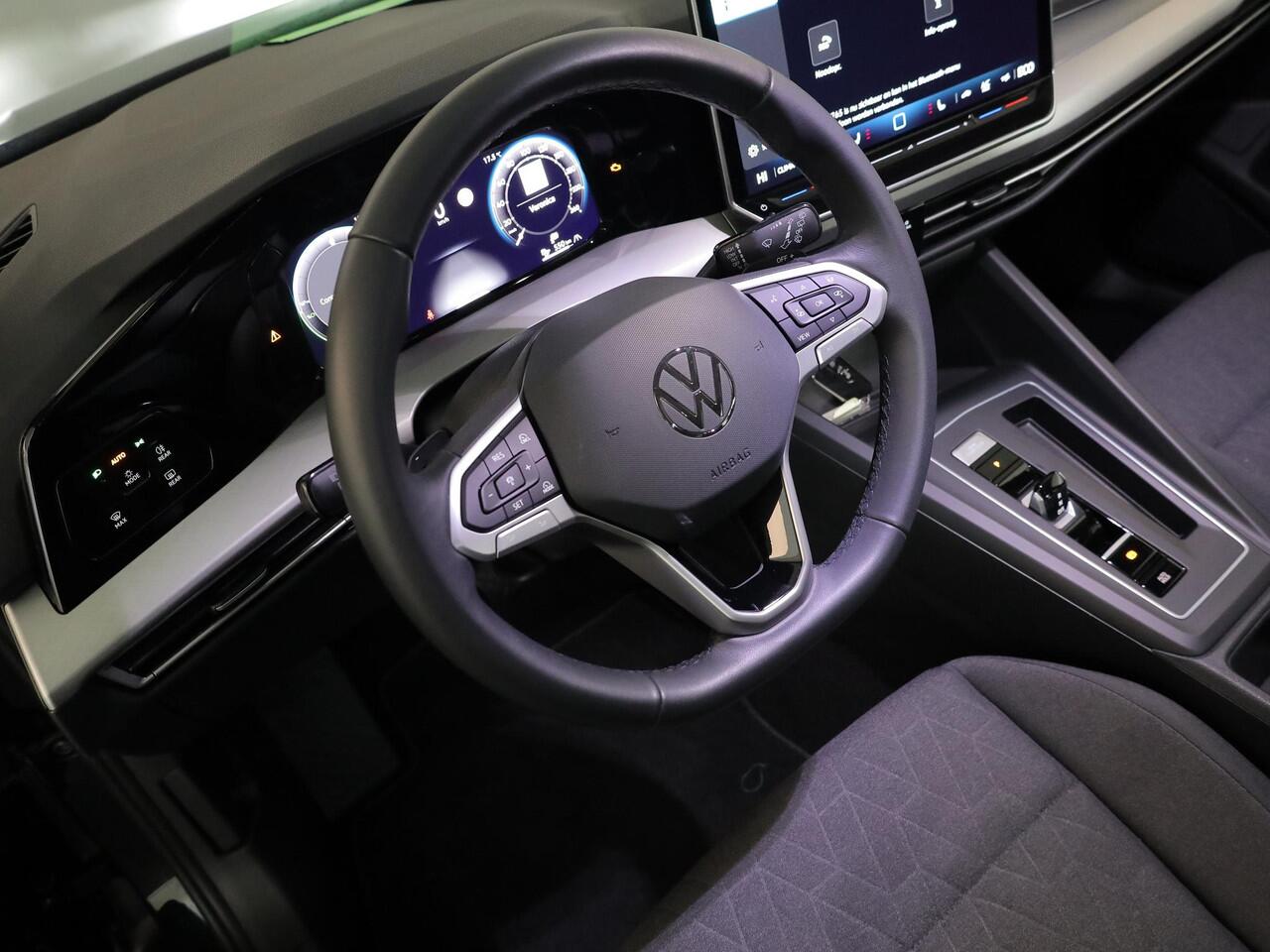 Volkswagen GOLF 1.5 eHybrid Life Edition 204 pk Automaat (DSG) | Verlengde garantie | Navigatie via App | Parkeersensoren (Park assist) | Achteruitrijcamera | Stoelverwarming |