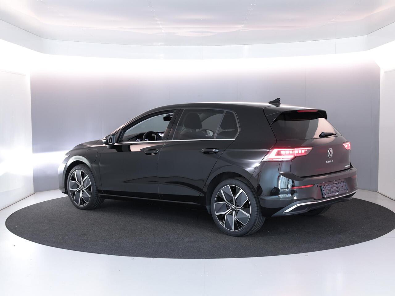 Volkswagen GOLF 1.5 eHybrid Style Edition 204PK PHEV | Navigatie | el. trekhaak| Matrix koplampen | 18"LM velgen | Head up Display |