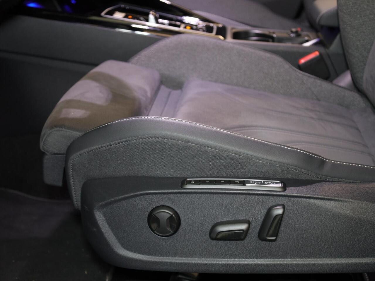 Volkswagen GOLF 1.5 eHybrid Style Edition 204PK PHEV | Navigatie | el. trekhaak| Matrix koplampen | 18"LM velgen | Head up Display |