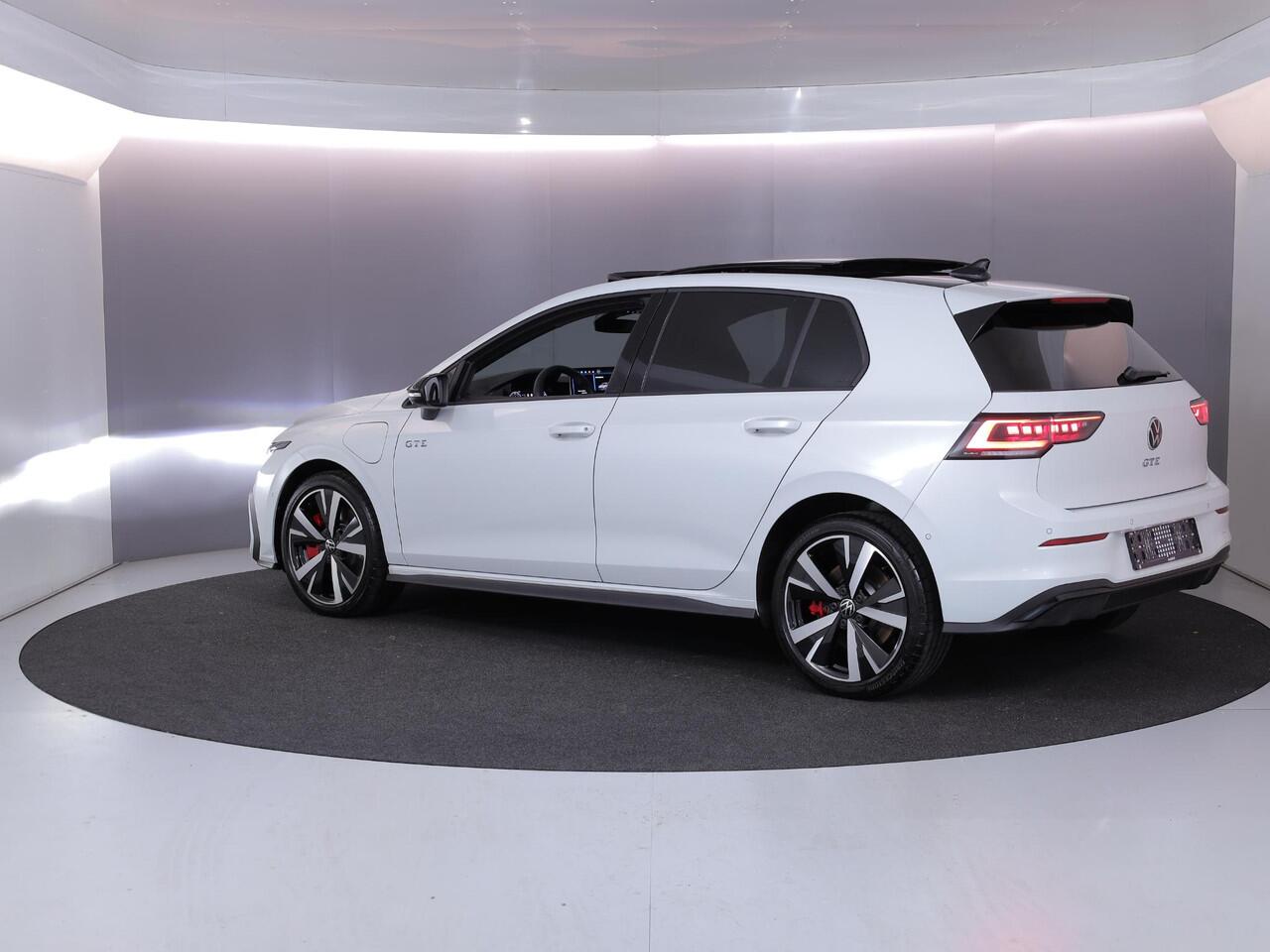 Volkswagen GOLF 1.5 eHybrid GTE 272 pk Automaat (DSG) | Verlengde garantie | Navigatie | Panoramadak | Trekhaak (wegklapbaar) | Parkeersensoren (Park assist) | Rondomzicht camera | Stoelverwarming |