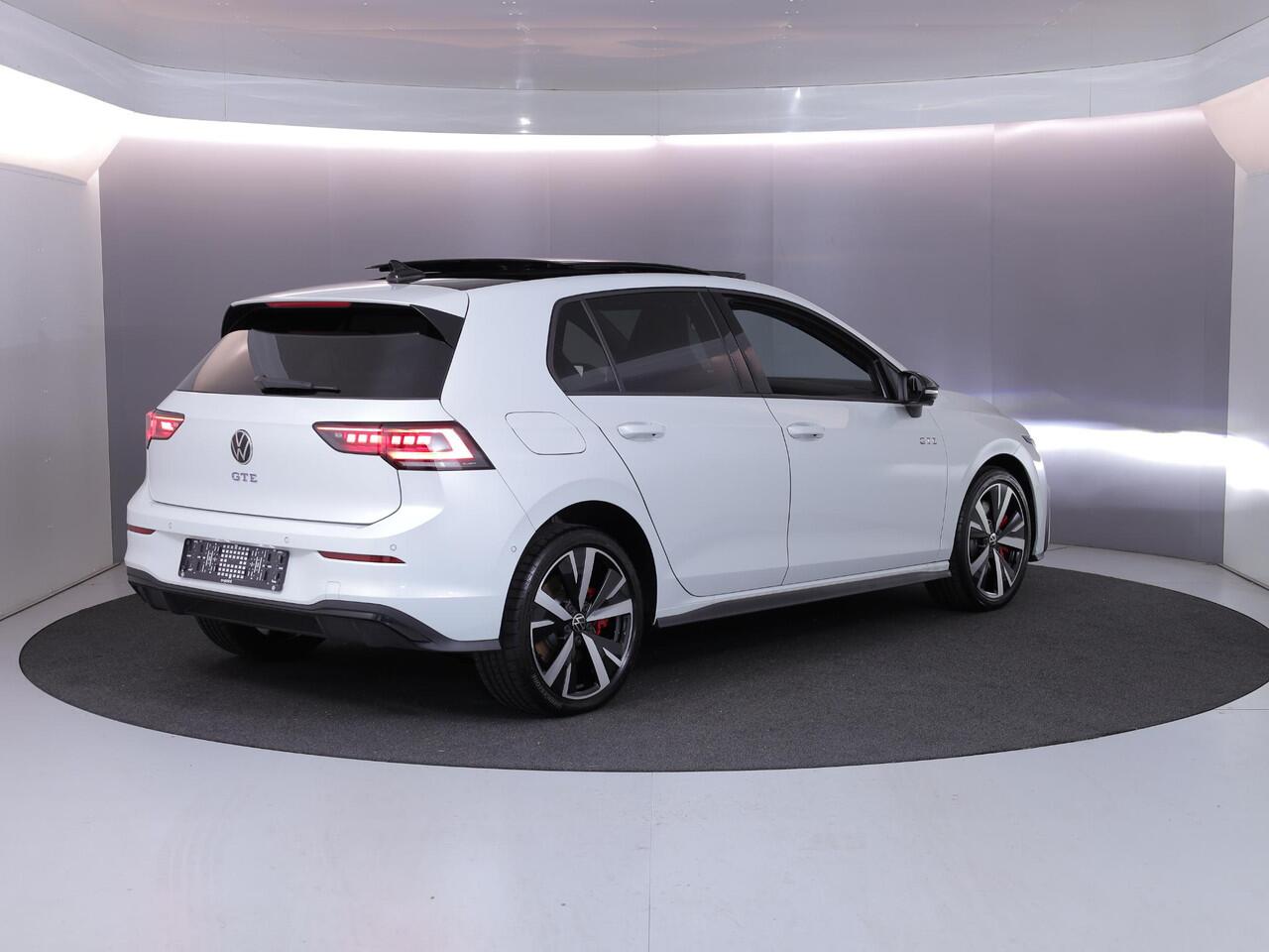 Volkswagen GOLF 1.5 eHybrid GTE 272 pk Automaat (DSG) | Verlengde garantie | Navigatie | Panoramadak | Trekhaak (wegklapbaar) | Parkeersensoren (Park assist) | Rondomzicht camera | Stoelverwarming |