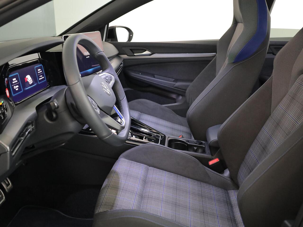 Volkswagen GOLF 1.5 eHybrid GTE 272 pk Automaat (DSG) | Verlengde garantie | Navigatie | Panoramadak | Trekhaak (wegklapbaar) | Parkeersensoren (Park assist) | Rondomzicht camera | Stoelverwarming |