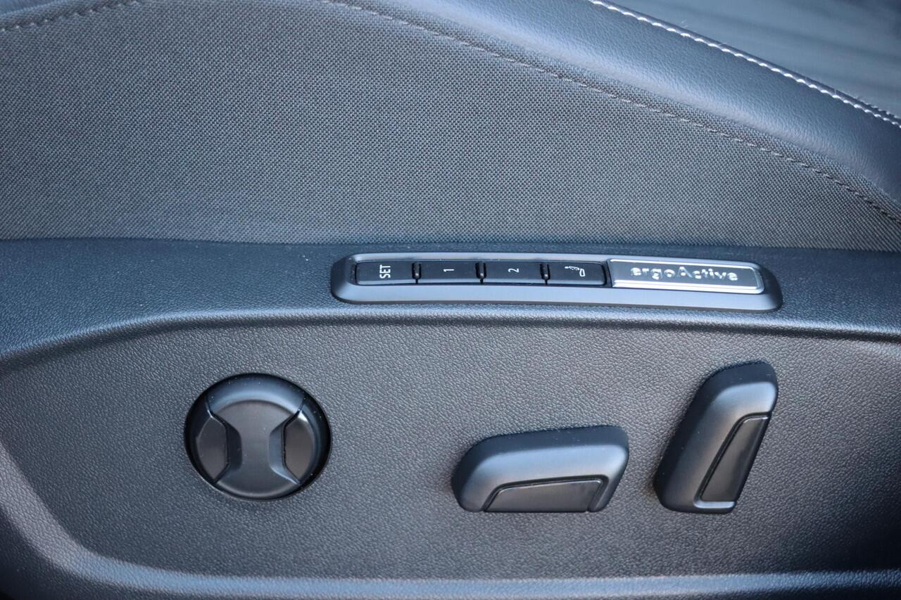 Volkswagen GOLF 1.5 eHybrid Style Edition | 360 Camera | Elektrische Stoelen | Massage