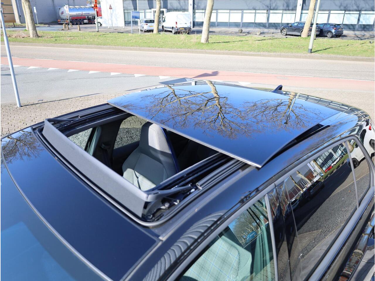 Volkswagen GOLF GTE 1.5 eHybrid 272PK | Panodak | Head-up | Keyless | Camera | IQ Light Matrix | Stoel&Stuurverwarming | Alarm |