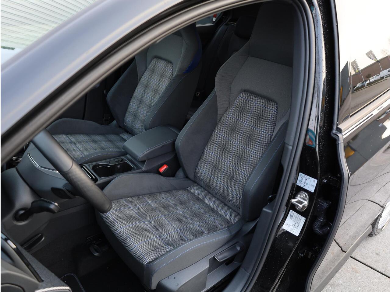 Volkswagen GOLF GTE 1.5 eHybrid 272PK | Panodak | Head-up | Keyless | Camera | IQ Light Matrix | Stoel&Stuurverwarming | Alarm |