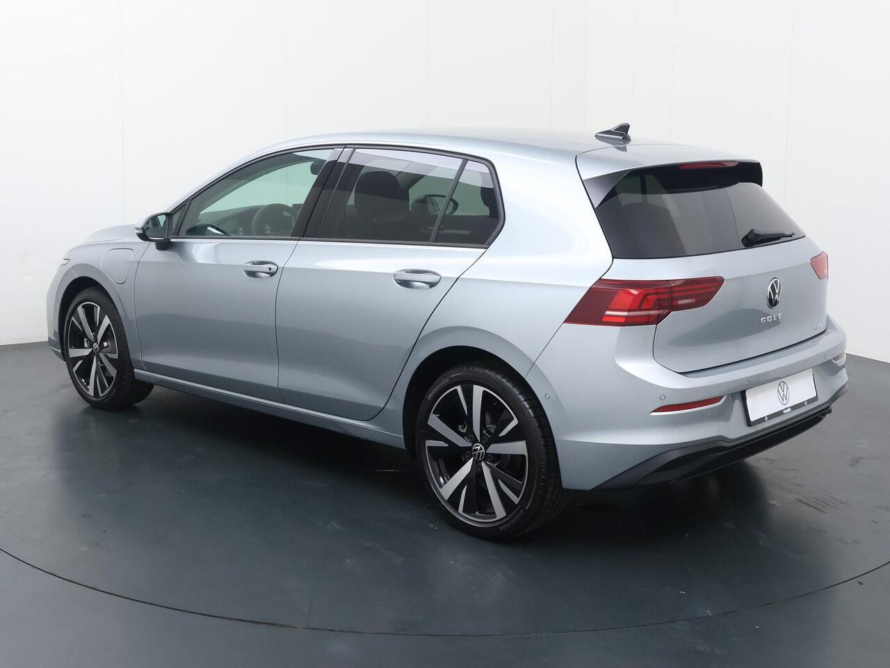 Volkswagen GOLF 8 Life Edition 1.5 eHybrid 150 kW / 204 PK DSG | Stoel- & stuurwielverwarming |