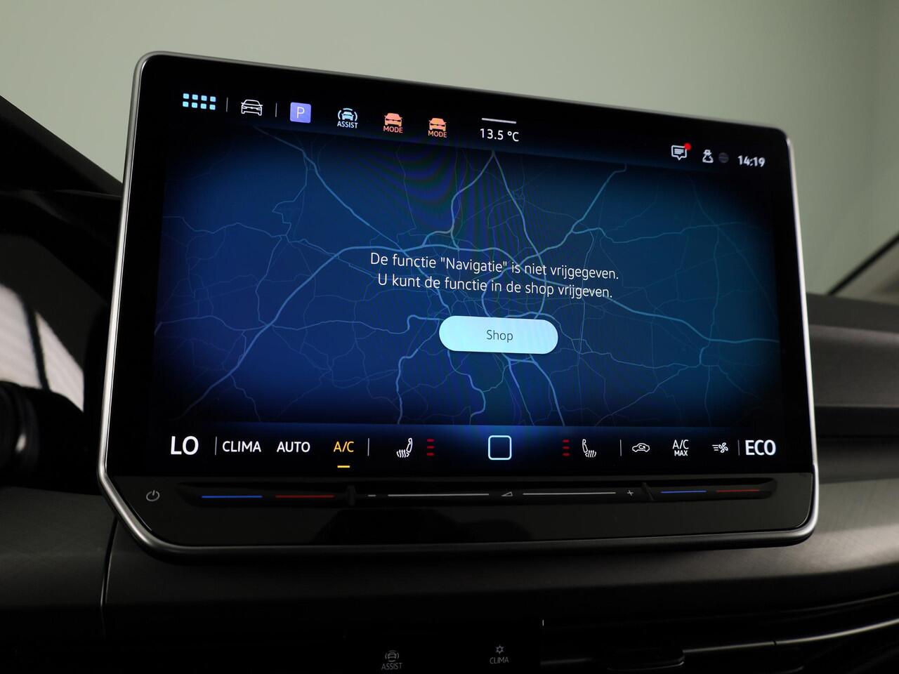 Volkswagen GOLF 1.5 eHybrid Life Edition 204 pk Automaat (DSG) | Verlengde garantie | Navigatie via App | Parkeersensoren (Park assist) | Achteruitrijcamera | Stoelverwarming |