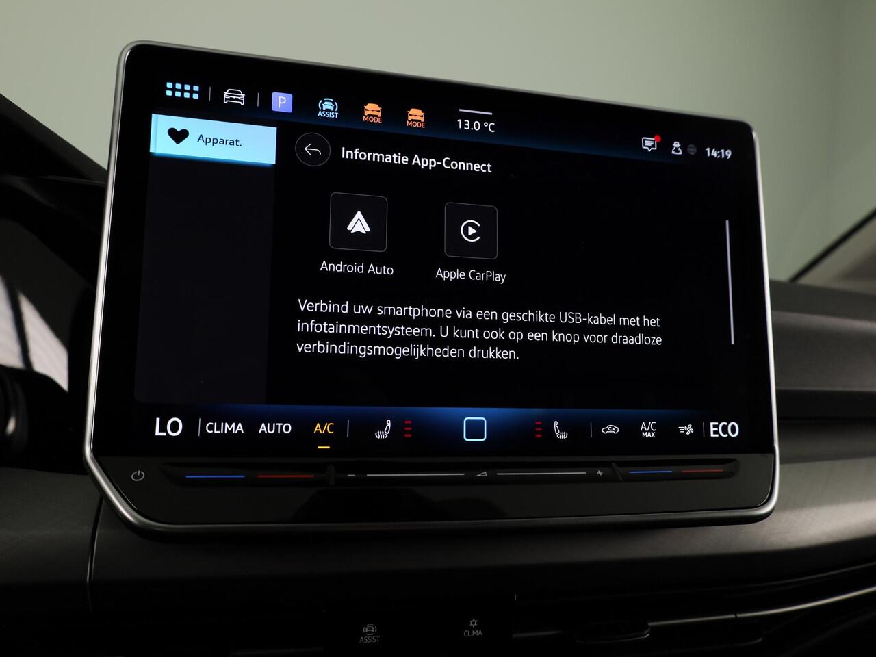 Volkswagen GOLF 1.5 eHybrid Life Edition 204 pk Automaat (DSG) | Verlengde garantie | Navigatie via App | Parkeersensoren (Park assist) | Achteruitrijcamera | Stoelverwarming |