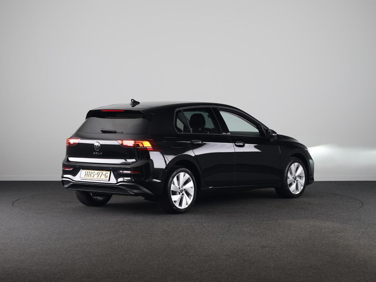 Volkswagen GOLF 1.5 eHybrid Life Edition 204 pk Automaat (DSG) | Verlengde garantie | Navigatie via App | Parkeersensoren (Park assist) | Achteruitrijcamera | Stoelverwarming |