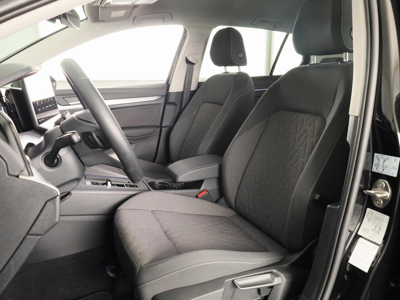 Volkswagen GOLF 1.5 eHybrid Life Edition 204 pk Automaat (DSG) | Verlengde garantie | Navigatie via App | Parkeersensoren (Park assist) | Achteruitrijcamera | Stoelverwarming |