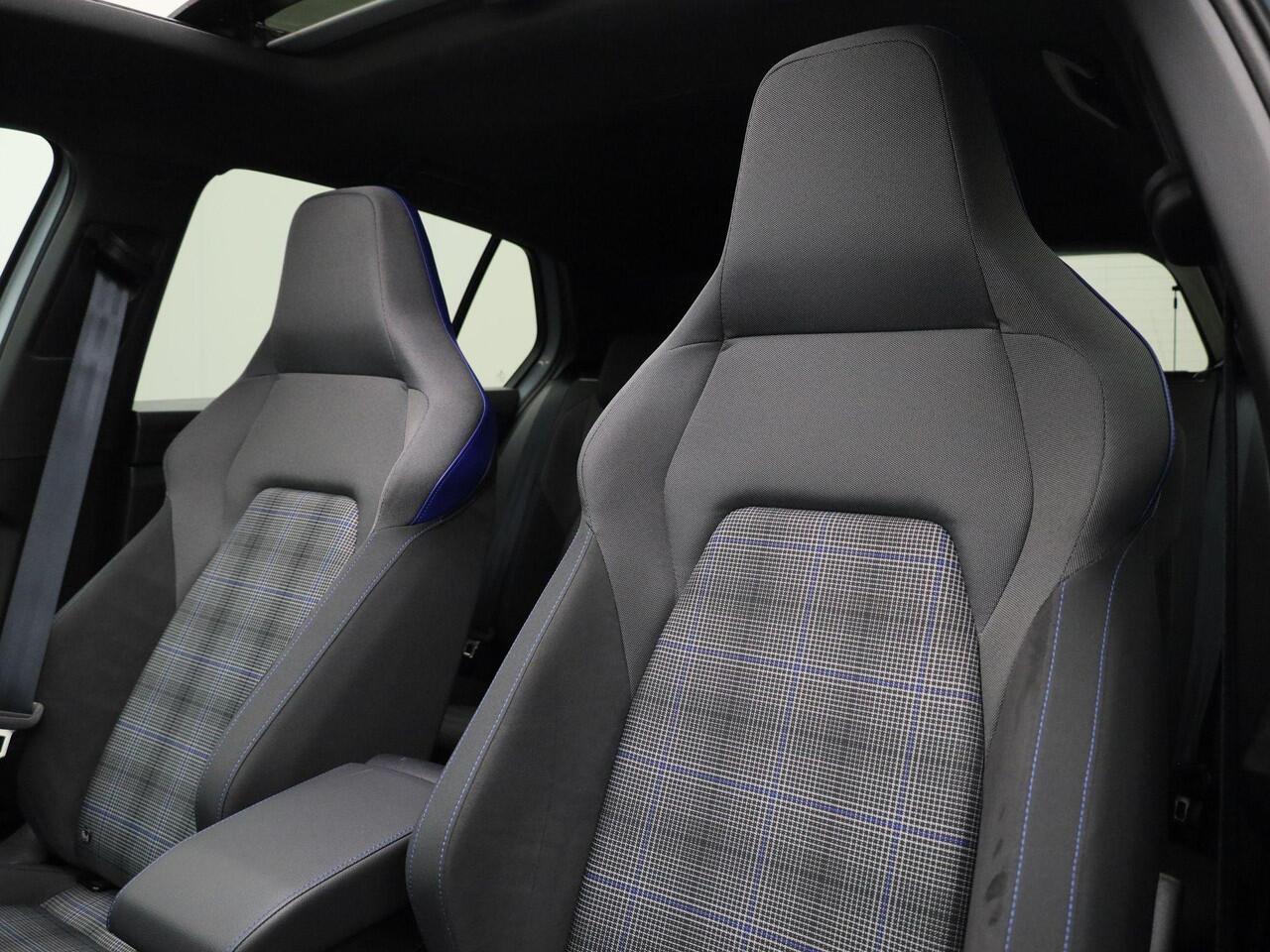 Volkswagen GOLF 1.5eHybrid 200kW/272PK GTE · Panoramadak · Camera + Parkeersensoren · Trekhaak · Garantie tot februari 2030 of 100000km.