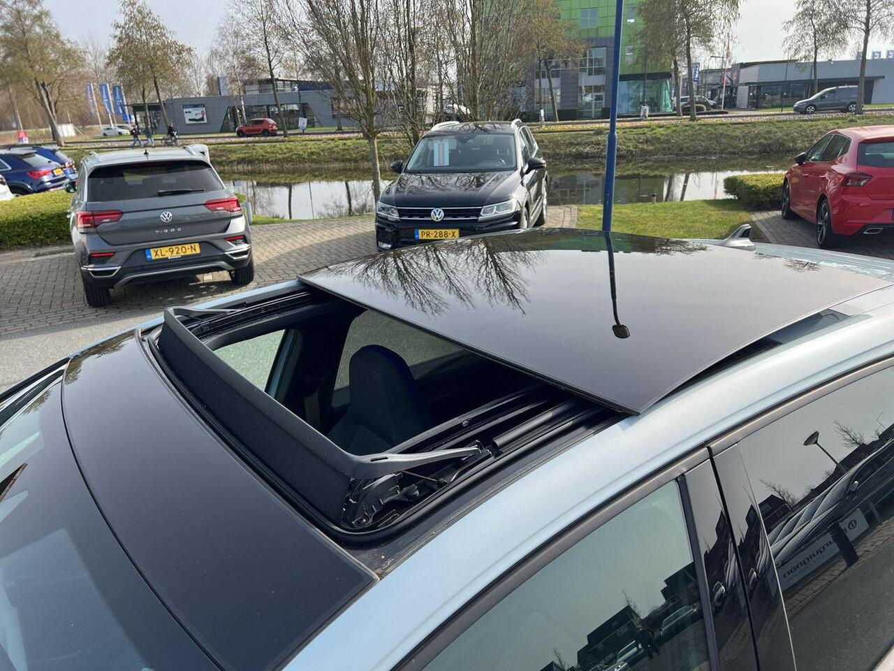 Volkswagen GOLF 1.5 eHybrid GTE | Pano | Trekhaak | Head Up | Vol! |