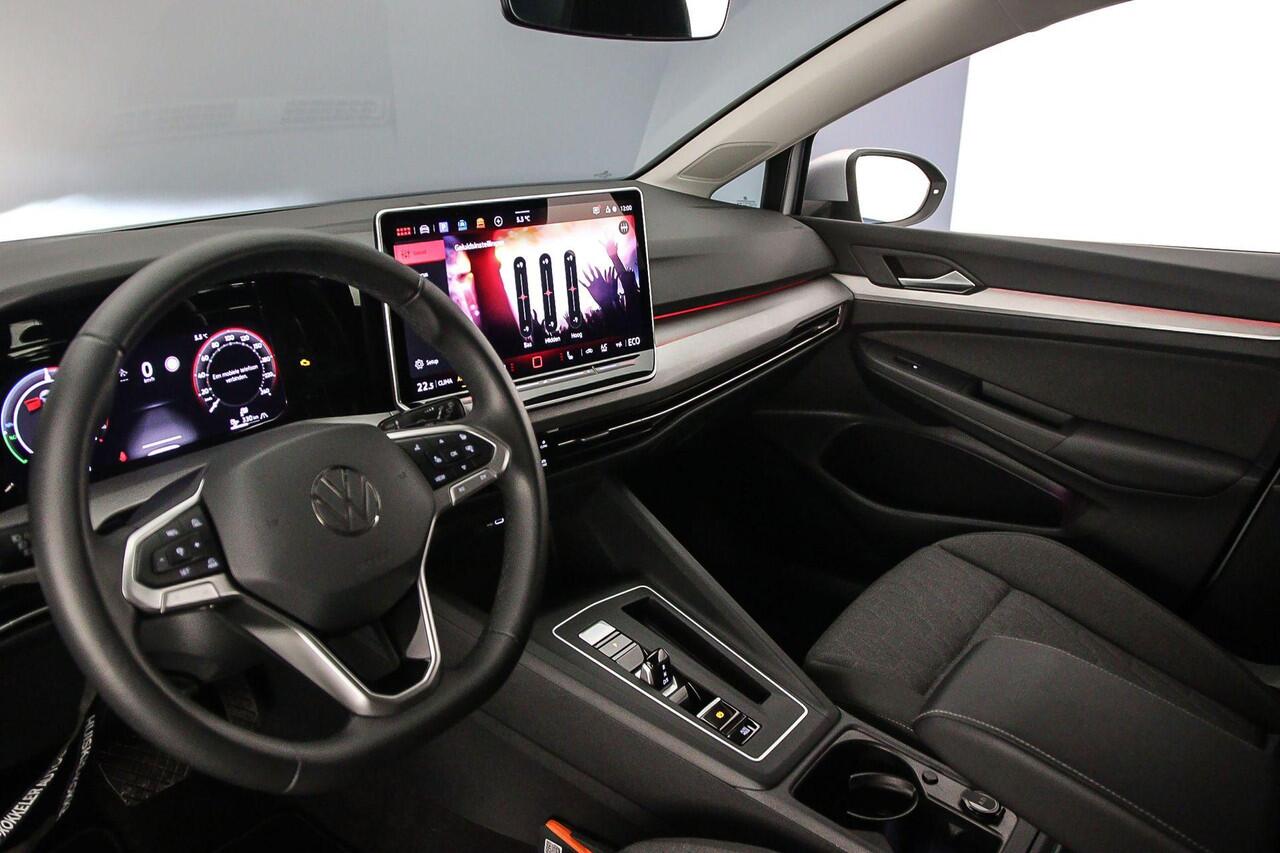 Volkswagen GOLF Life Edition 1.5 TSI eHybrid 204pk DSG Automaat Adaptive cruise control, Achteruitrijcamera, LED koplampen, Stuurwiel verwarmd, Parkeersensoren
