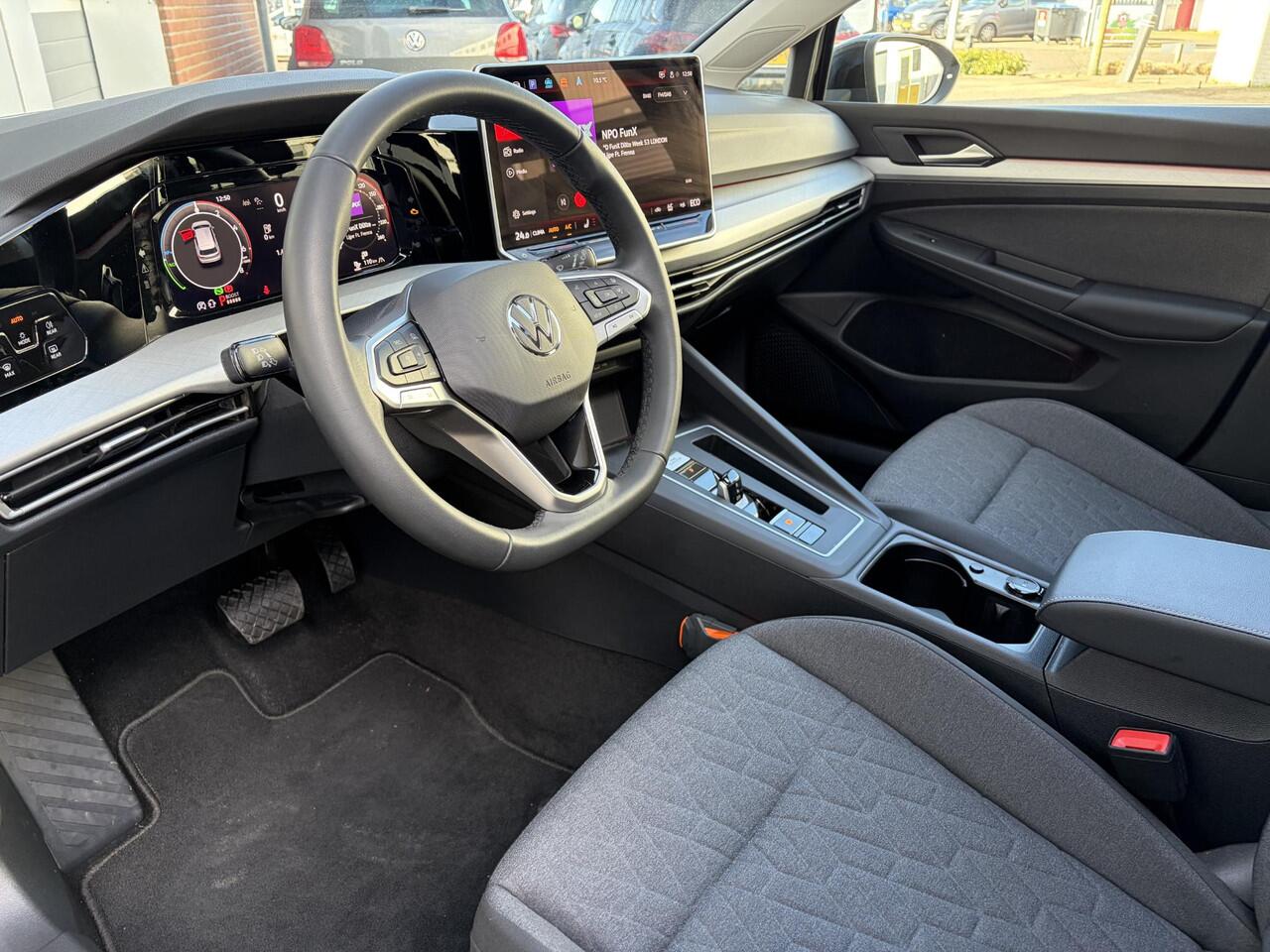 Volkswagen GOLF 1.5 eHybrid Life Edition | Pano | LED | Camera | Parkeer sensoren |